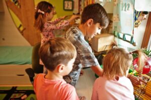 Dzieci bawią się w przedszkolu, co odzwierciedla programy nauczania w prywatnych przedszkolach.